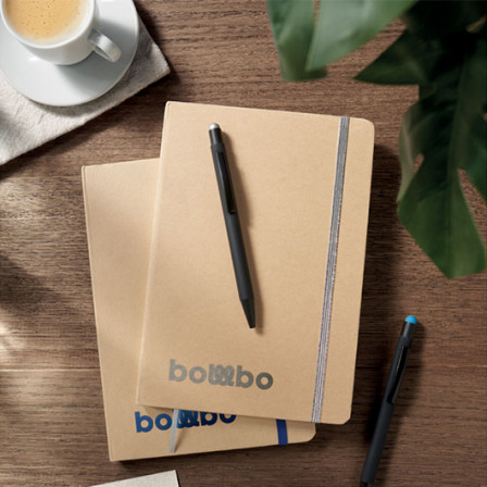 ROUTE, Блокнот A5 з твердою обкладинкою з переробленого картону під кольорове гравіювання в колір резинки, 80 арк