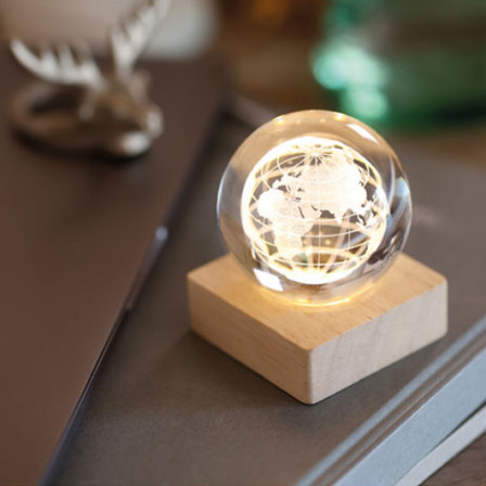 GLOBE LIGHT, Скляна куля-ґлобус зі світлодіодною підсвіткою (100 люмен) на дерев'яній підставці