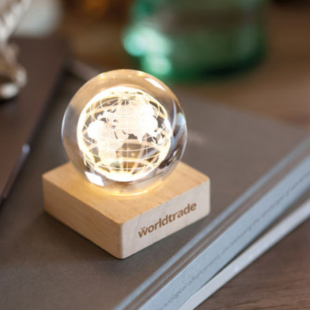 GLOBE LIGHT, Скляна куля-ґлобус зі світлодіодною підсвіткою (100 люмен) на дерев'яній підставці